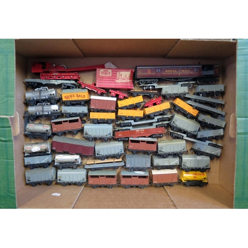 1042d - A Tray of Hornby Dublo OO Gauge Rolling Stock and Royal Mail Coach