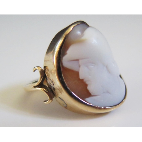 230 - A Twin Head 'Reversable' Shell Cameo Ring in an unmarked gold setting, size L, 5.7g