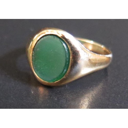 189A - A 9ct Gold and Green Stone Signet Ring, size R, 3.4g