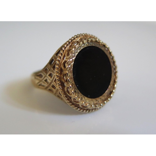 190 - A 9ct Gold and Black Onyx Ring, 21mm diam., size O.5, 4.8g