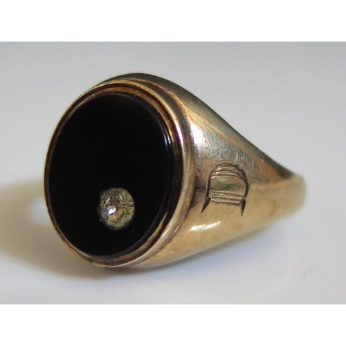 191 - A 9ct Gold and Onyx Signet Ring, size P.5, 3g