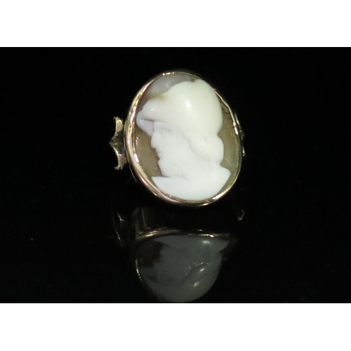 230 - A Twin Head 'Reversable' Shell Cameo Ring in an unmarked gold setting, size L, 5.7g