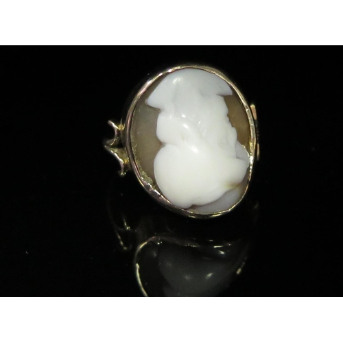 230 - A Twin Head 'Reversable' Shell Cameo Ring in an unmarked gold setting, size L, 5.7g