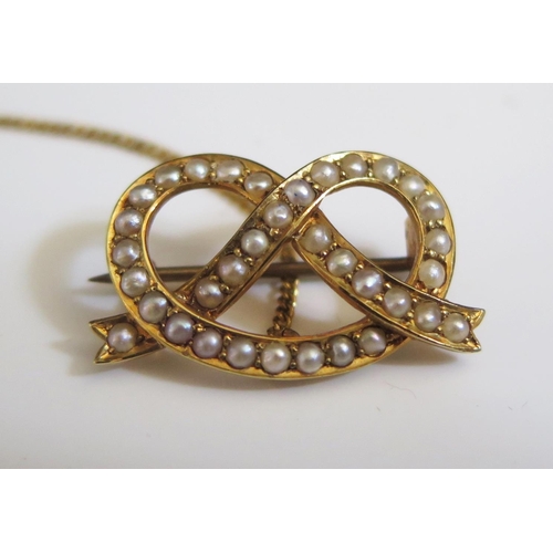 238 - A 15ct Yellow Gold and Pearl Ribbon Brooch, 24mm, 3.3g