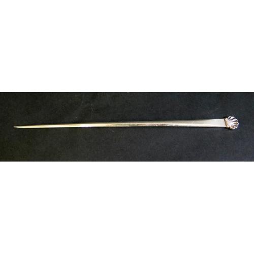 640 - A Georgian London Silver Skewer with scallop shell finial, 24.5cm, probably Thomas Wallis I, 39g. Da... 