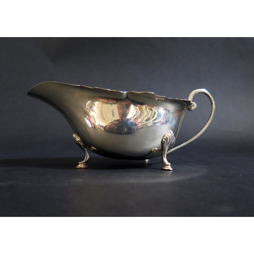 748 - A George V Silver Sauce Boat, Birmingham 1930, Synyer & Beddoes, 93g. Dent to side