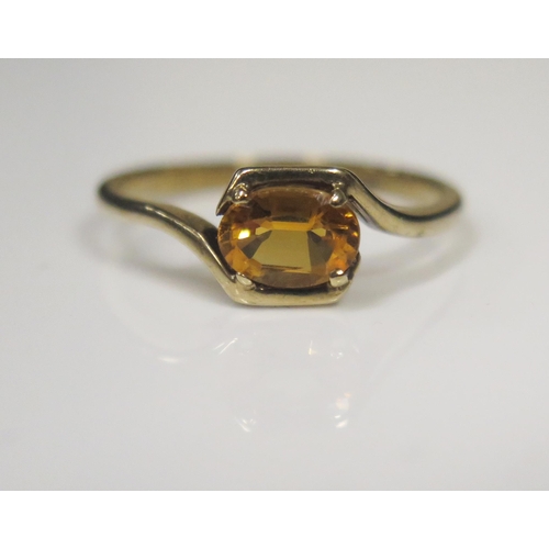 100 - A 9ct Gold and Citrine Dress Ring, size P, 2g