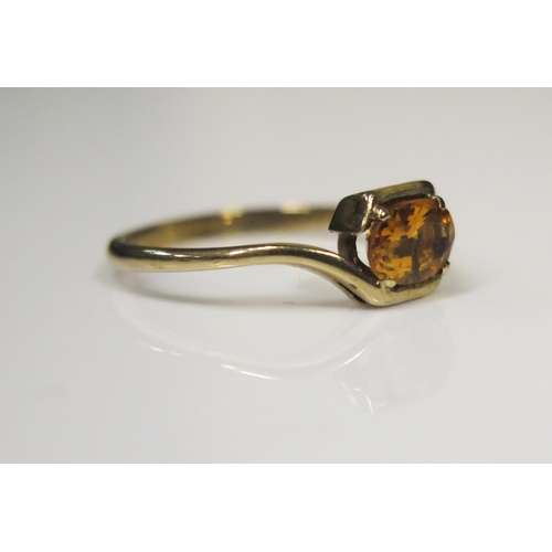 100 - A 9ct Gold and Citrine Dress Ring, size P, 2g