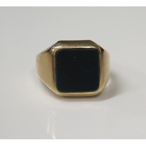 64 - A Gent's 9ct Yellow Gold and Bloodstone Set Signet Ring, size S.5, 7.1g