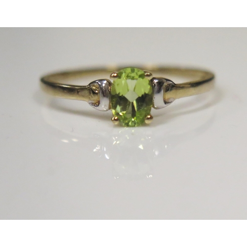 86 - A 9ct Yellow Gold and Peridot Dress Ring, size O.5, 0.8g
