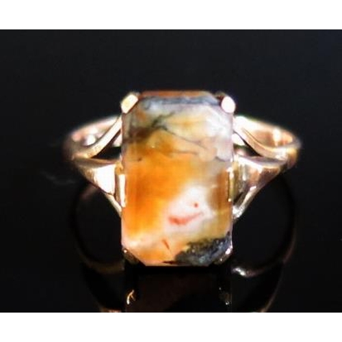 1504 - An Antique 9ct Gold and Moss Agate Ring, size J.5, 1.8g