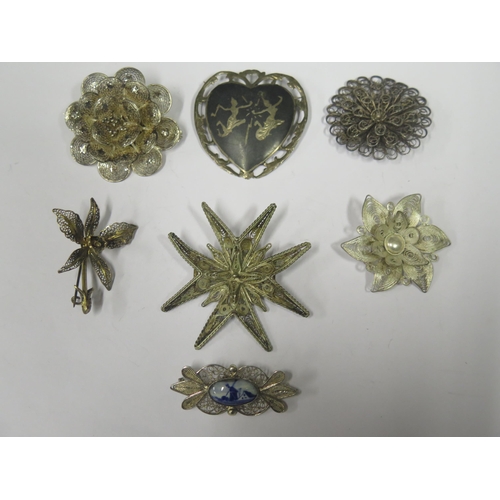 1678 - A Selection of Silver Filigree Brooches, etc.51g