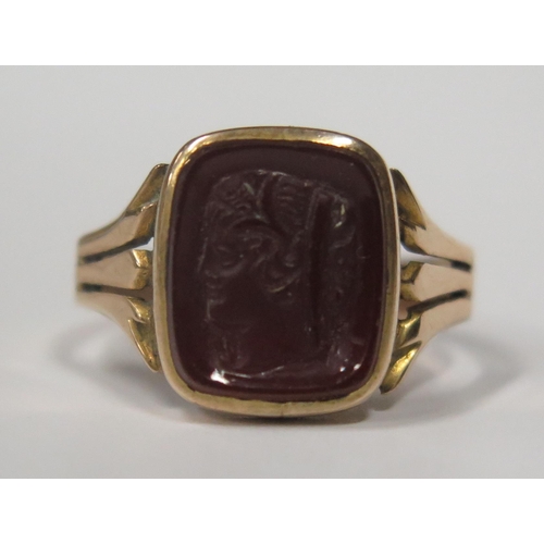 1698 - A 14K Yellow Gold and Hardstone Signet Ring carved with the head of a classical female, size R, 3.5g