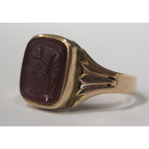 1698 - A 14K Yellow Gold and Hardstone Signet Ring carved with the head of a classical female, size R, 3.5g