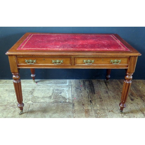 266d - A Mahogany Leather Top Writing Desk with turned fluted legs. 121cm w x 76cm d x 74cn h