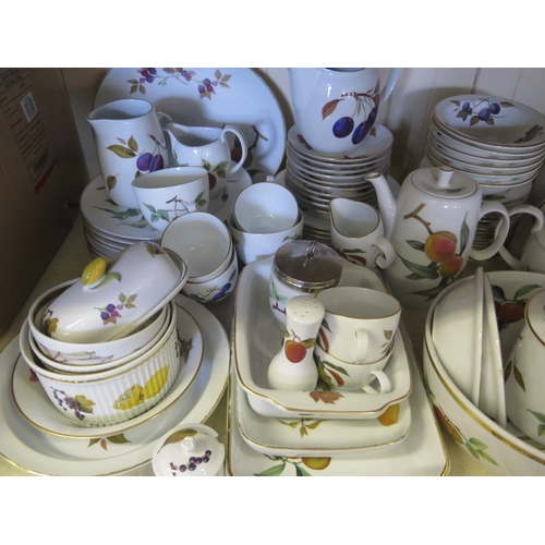 362 - A Large Collection of Royal Worcester 'Evesham' Table Ware

**TEL BID**