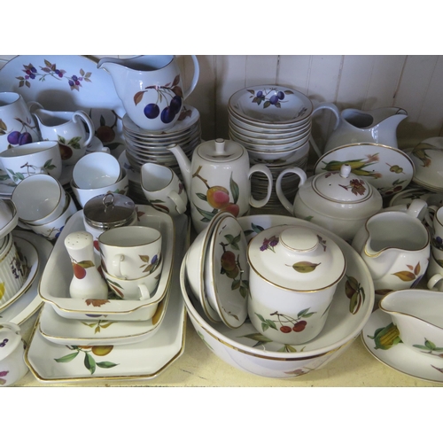 362 - A Large Collection of Royal Worcester 'Evesham' Table Ware

**TEL BID**