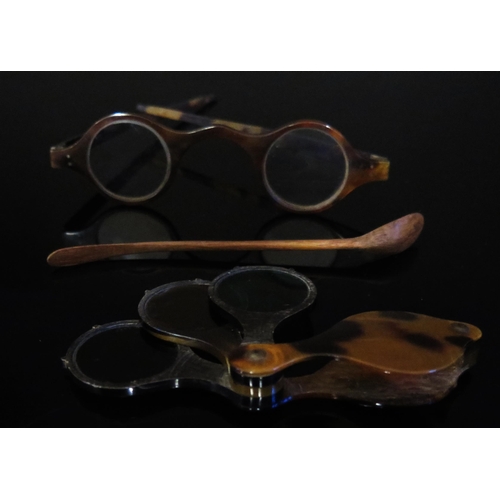 525 - A 19th Century Tortoise Shell Three Lens Glass (amethyst, amber and green, pair of tortoise shell sp... 