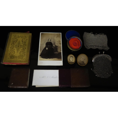 528 - A 19th century Gilt Metal Mounted Aide Memoir, two mesh purses, carte de visite, etc.