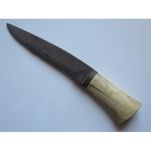 663 - An Antique Kukri with ivory handle and shagreen sheath with white metal mounts, 43.5cm long. Handle ... 