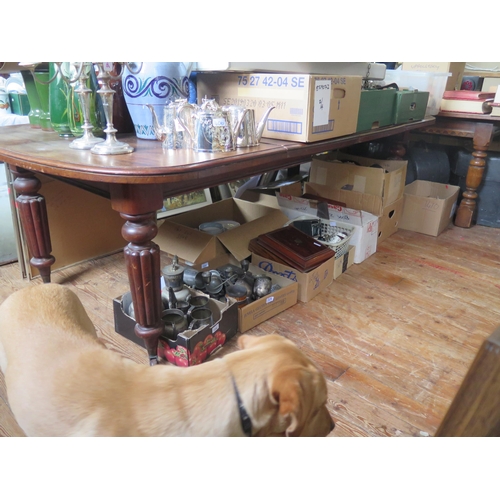 256 - Large Victorian Extending Oak Table.  With two extra sections.  Four legs on Castors.  L. 235cm (ext... 