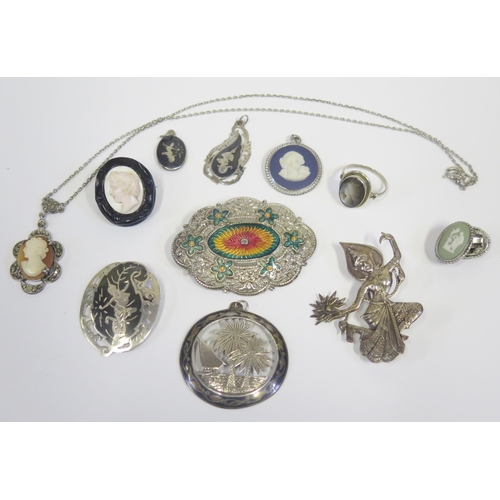 192 - A Selection of Victorian and later Jewellery