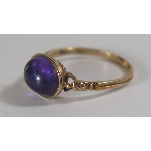 351 - A 9ct Gold and Cabochon Amethyst Ring, size M.5, 2.3g