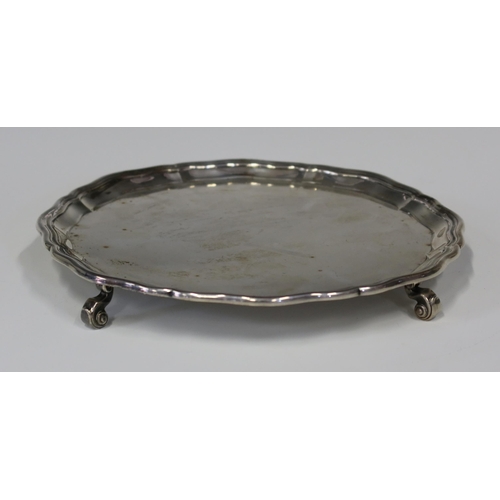 113 - A George V Silver Pie Crust Salver raised on four scroll feet, London 1927, 26.5 cm diam., 604.9 g