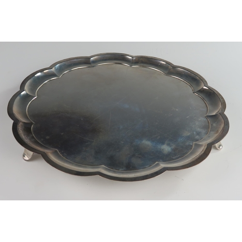 120 - A George V Silver Pie Crust Salver, Sheffield 1922, Henry Stratford Ltd., 31 cm diam., 766.5 g