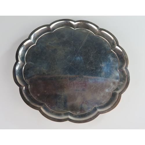 120 - A George V Silver Pie Crust Salver, Sheffield 1922, Henry Stratford Ltd., 31 cm diam., 766.5 g