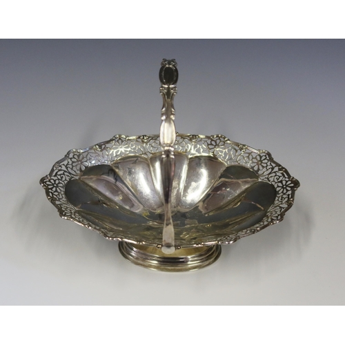 87 - A George V Silver Swing Handled Basket with Pierced Border, Birmingham 1914, Henry Matthews, 21.5(l)... 