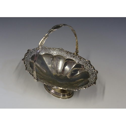 87 - A George V Silver Swing Handled Basket with Pierced Border, Birmingham 1914, Henry Matthews, 21.5(l)... 