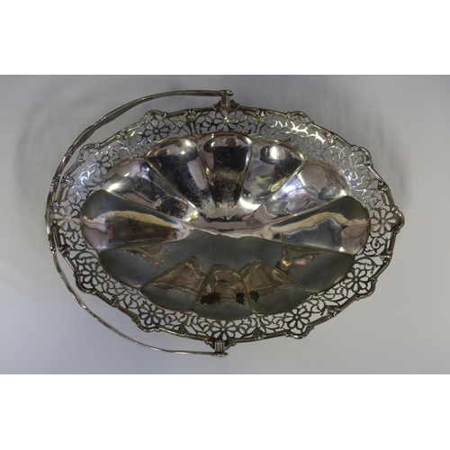 87 - A George V Silver Swing Handled Basket with Pierced Border, Birmingham 1914, Henry Matthews, 21.5(l)... 