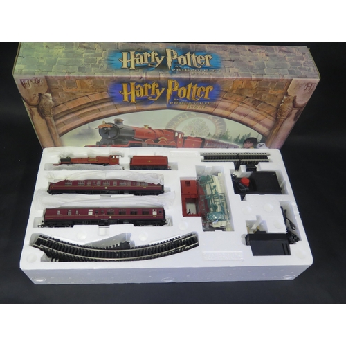 2596 - Hornby OO Gauge R1025 Harry Potter and the Philosopher's Stone Hogwarts Express Electric Train Set -... 