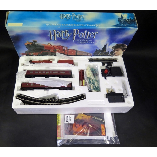 2597 - Hornby OO Gauge Harry Potter and The Prisoner of Azkaban Hogwarts Express Electric Train Set - as ne... 