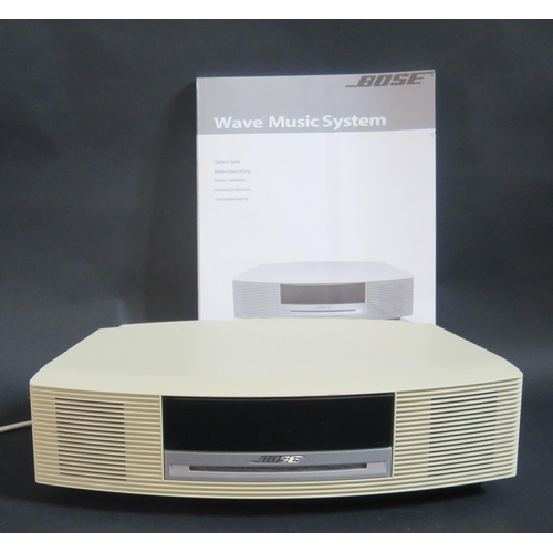 2730 - A Bose Wave Music System with CD Player AWRCC6 with manual (no controller)