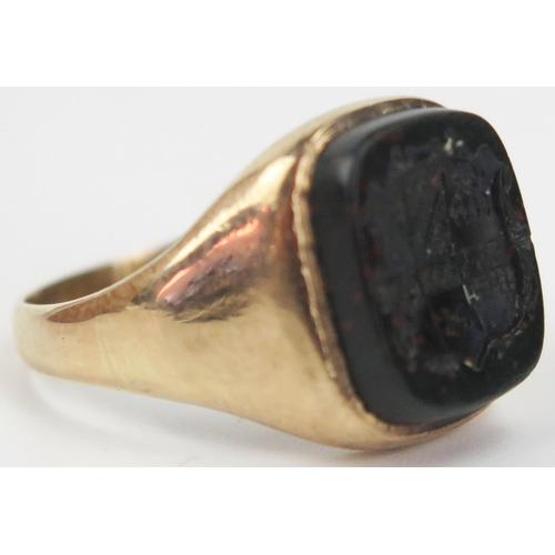 30 - 9ct Gold and Bloodstone Double Sided Signet Ring decorated with a coat of arms obverse and lion abov... 