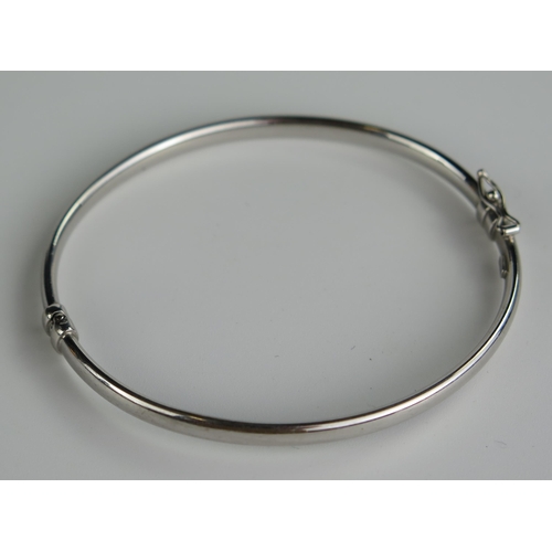 412a - 9ct White Gold Hinged Bangle, 3.9g