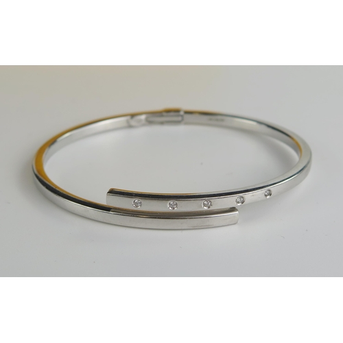 413a - 9ct White Gold and Diamond Hinged Bangle, 9.3g