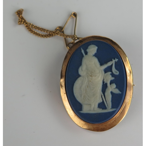 420a - 9ct Gold Framed Wedgwood Brooch, 35x26mm