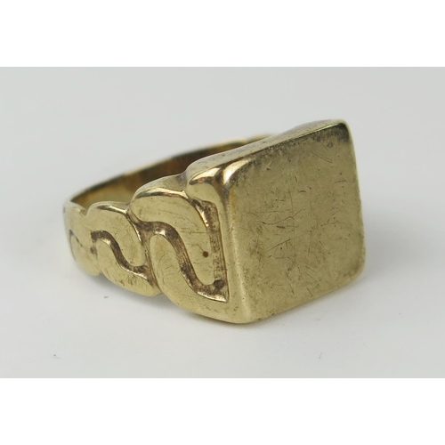 75c - 9ct Gold Signet Ring, size S, 7g
