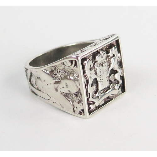 209 - Unusual Gent 's Heraldic Silver Ring decorated with two lions rampant flanking  a crown and with fig... 