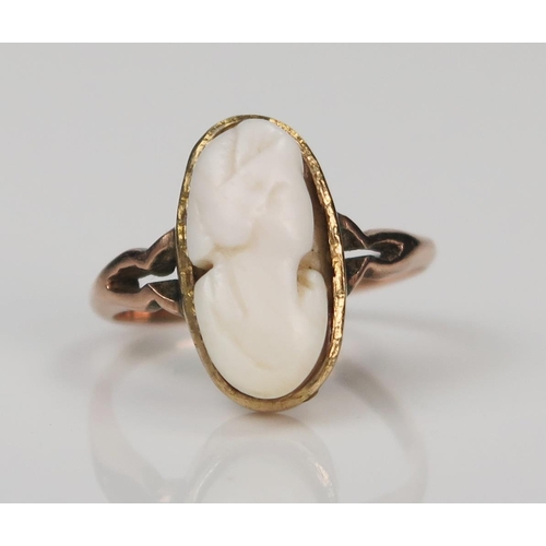 298 - 9ct Gold Shell Cameo Ring, size K.25, 2.6g