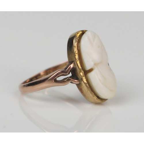 298 - 9ct Gold Shell Cameo Ring, size K.25, 2.6g