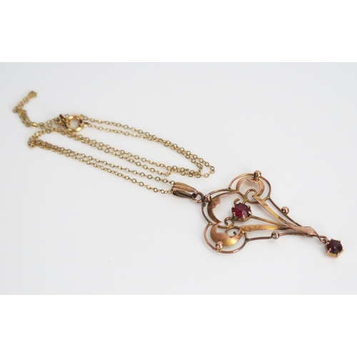 321 - 9ct Gold and Garnet Pendant on chain, 2.7g