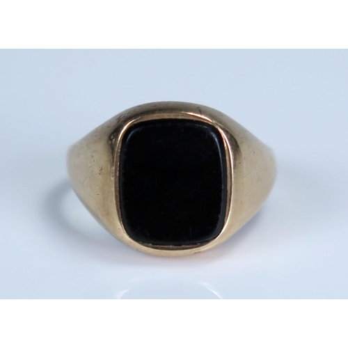 371 - 9ct Gold and Onyx Signet Ring, size P.5, 4.9g