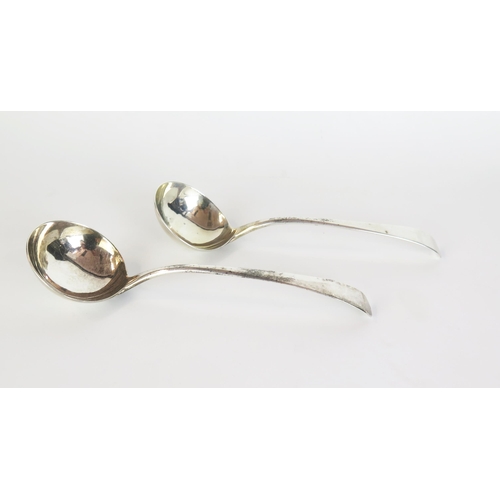 558 - A pair of George III silver sauce ladles, Old English Pattern, London 1781, Hester Bateman, 100 gram... 