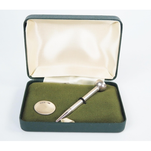 604 - Golf interest, a cased silver T and marker, Birmingham 1977, maker D S, in a green leathered case.