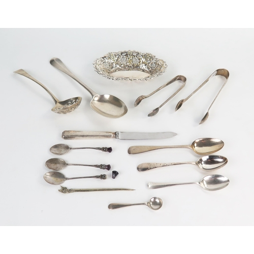 628 - A mixed lot of silver flatware, comprising of a Old English Pattern tablespoon, sugar shifting spoon... 