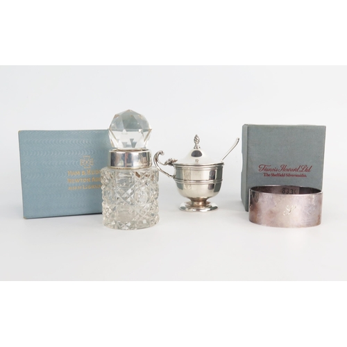 634 - A mixed lot of silver to include: an oval silver napkin ring, a vase shaped mustard pot, spoon glass... 